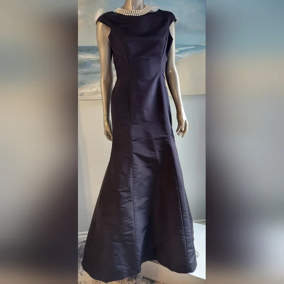 *$6,000 NEW CAROLINA HERRERA BLACK SILK SAMPLE GOWN US S